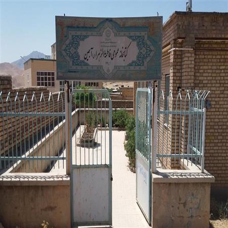 ورودی و حیاط کتابخانه