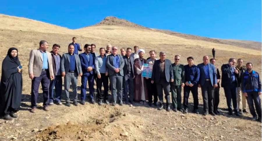 کاشت درخت و غرص نهال به مناسبت هفته کتاب و کتابخوانی